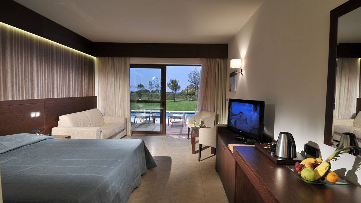 Twin Sea View Swim Up Pool